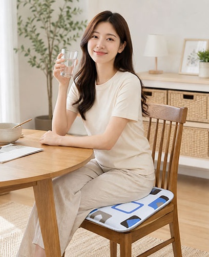 식탁 의자 위 블루 패턴 방석에 앉아 쉬는 모습